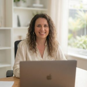 Elodie Malet, coach business, dans son bureau pour un accompagnement business sur-mesure dédié aux autoentrepreneurs.